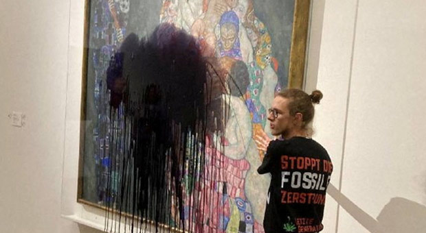Radical Climate Activists Attack Gustav Klimt Painting in Vienna - WATCH