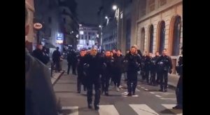 French Police Take off Their Helmets and Join Protesters in Defiance of Macron - WATCH