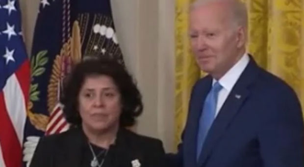 Woman-s Unimpressed Reaction after Joe Biden Presents Her Medal of Valor Goes Viral